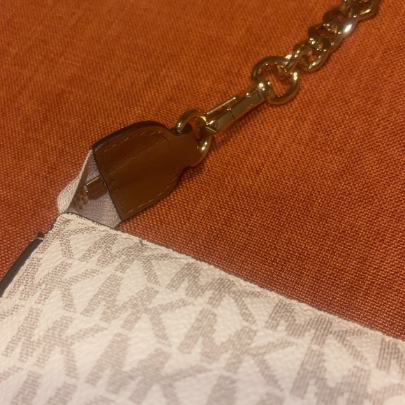 MICHAEL KORS
Leather chain clutch - Picture 3 of 4